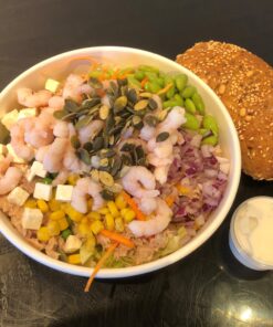 Stor salat med tun og rejer