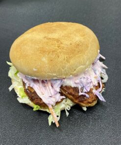 Sandwich med kyllingefrikadelle og coleslaw